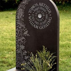 Красивые надгробные памятники на кладбище